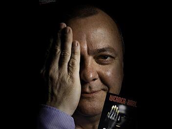 Autor Werner Karl und sein neuestes Buch Foto: Stefan Hemmerlein