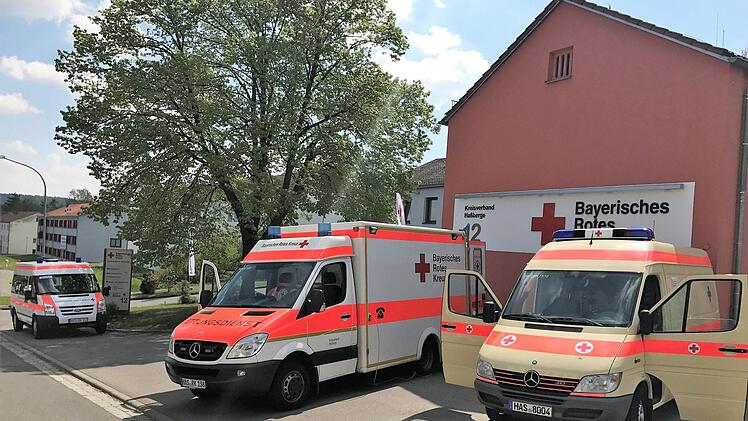 Das BRK hatte verschiedene Einsatzfahrzeuge ausgestellt, darunter (von links) einen Krankentransportwagen, einen Rettungswagen und einen im Katastrophenschutz eingesetzten Vier-Tragen-Krankentransportwagen. Foto: Will