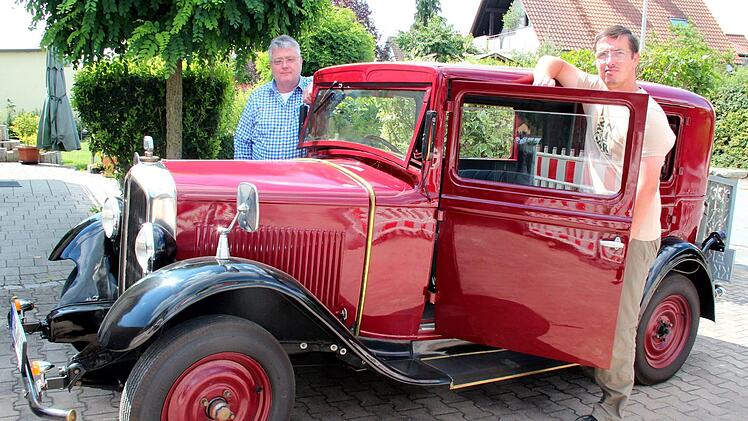 Besitzer des Fahrzeugs ist heute Michael Göpfert (rechts), mit im Bild Herbert Volkert, der bei der Restaurierung half. Foto: Johanna Blum