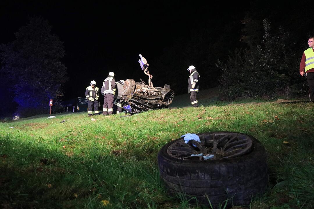 Bamberg: BMW überschlägt sich auf A3