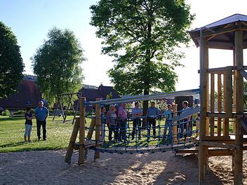 Der Gemeinderat begutachtete das Spielgerüst in Motten, da Gemeinderat Markus Bug ein ähnliches auf dem Kothener Spielplatz beantragt hatte. Stephanie Elm