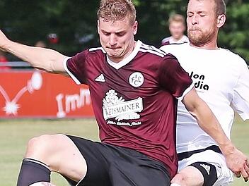 Der landesligaerfahrene Niklas Lulei (links) will mit dem FCL gegen die TSF um Daniel Jakobi unbedingt gewinnen. Foto: Heinrich Wei&szlig;