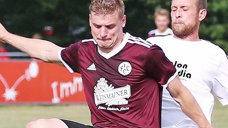 Der landesligaerfahrene Niklas Lulei (links) will mit dem FCL gegen die TSF um Daniel Jakobi unbedingt gewinnen. Foto: Heinrich Wei&szlig;