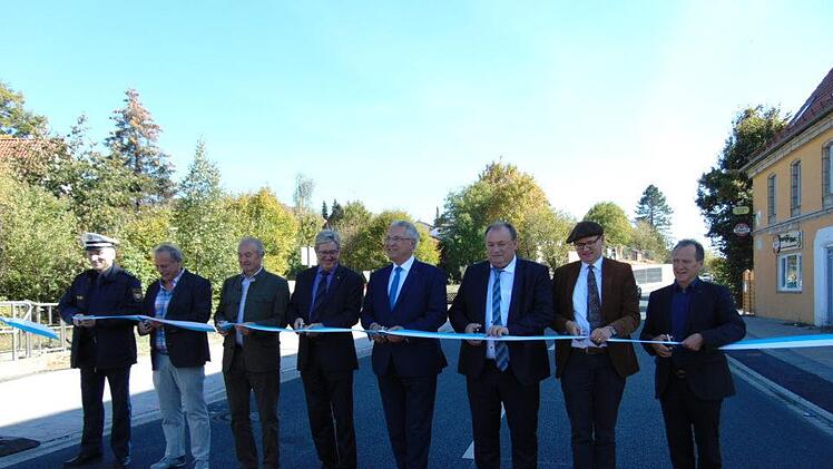 Gleich gibt Innenminister Joachim Herrmann die Straße in Weiher frei.  Foto: Petra Malbrich