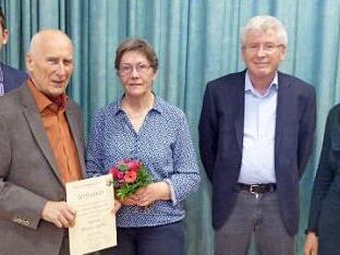 Ehrungen standen bei der Sängervereinigung Bad Rodach an (von links): Bürgermeister Tobias Ehrlicher, Heinz Appis, Erika Scheller, Vorsitzender Werner Zoufal und Chorleiterin Julia Lucas.  Foto: Volker Gundel