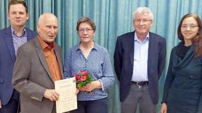 Ehrungen standen bei der Sängervereinigung Bad Rodach an (von links): Bürgermeister Tobias Ehrlicher, Heinz Appis, Erika Scheller, Vorsitzender Werner Zoufal und Chorleiterin Julia Lucas.  Foto: Volker Gundel