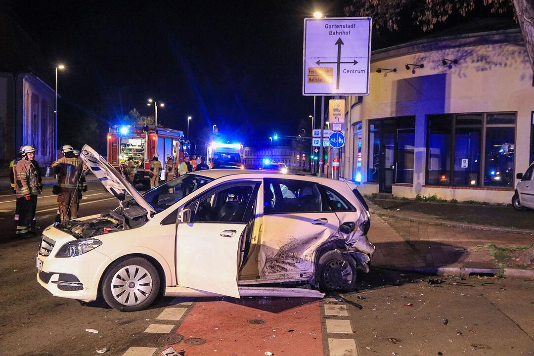 Bamberg: Auto kracht in Taxi - Verursacher flüchtet und lässt Verletzte zurück