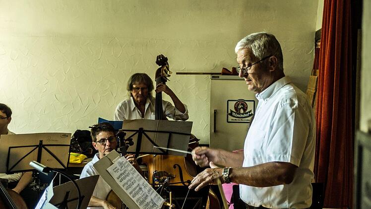 Ein abwechslungsreiches PRogramm rund um das Thema Puppen bot der Musizierkreis Neustadt unter der Leitung von Norbert Luche bei seiner Kaffeehausmusik.Foto: Jochen Berger