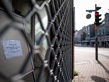 Leere Straßen, geschlossene Geschäfte: Durch die Coronakrise könnte sich das Aussterben der Einzelhändler beschleunigen, befürchtet Uwe Kostka, Unternehmer und Chef von sechs Expert-Filialen in Franken. Symbolfoto:  Fabian Strauch/dpa