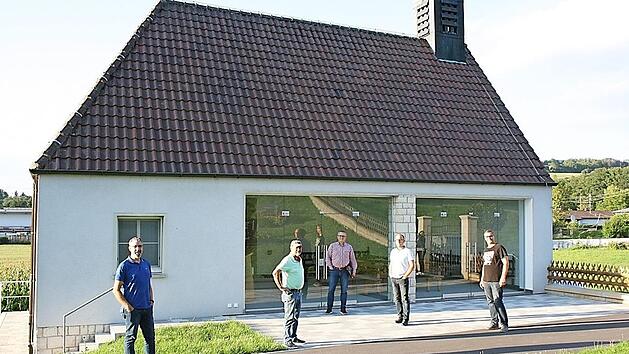 Hell und freundlich wirkt die Kapelle vor allem durch die neuen Glastüren.  Foto: Maria Löffler