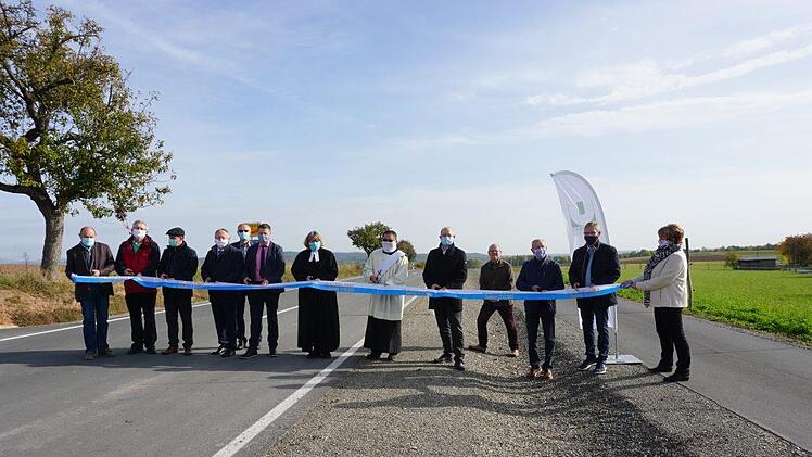 Viele Scheren gab es, damit möglichst viele Menschen das Band für die  neue Straße zwischen Roßbach und Rupboden durchtrennen konnten. Foto:  Marion Eckert