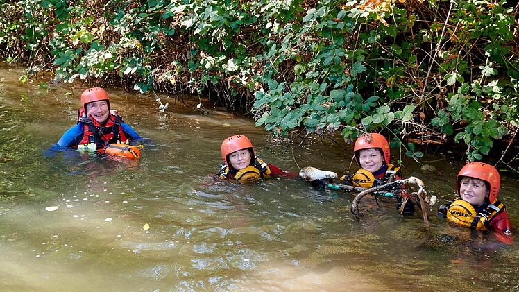 Bamberg: Helfer ziehen haufenweise M&uuml;ll aus Kanal - Demo-Plakat, Fahrr&auml;der und Co.