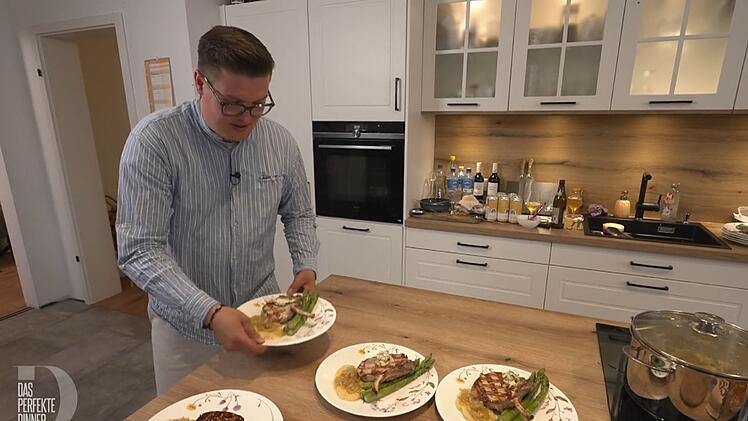 Zur Hauptspeise reicht Finn ein Tomahawk-Steak vom Strohschwein mit grünem Spargel.