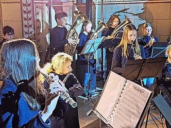 Das Kidsorchester unter der Leitung der Eva Löffler eröffnete das 75-minütige Konzert zum „Mistelfelder Advent“.