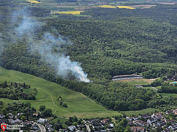 Waldbrand bei Bamberg: Feuerwehr &uuml;ber Stunden im Einsatz