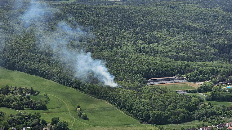 Waldbrand bei Bamberg: Feuerwehr &uuml;ber Stunden im Einsatz