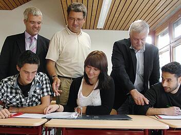 In der FOS am Rennsteig (stehend, von links):  Projektleiter Timo Ehrhardt, Matthias Nestler (unterrichtet Chemie) und der Vorsitzende des Vereins Rennsteigregion im Frankenwald, Wolfgang Feuerpfeil; (sitzend, von links):  Sebastian Betz (Probstzella), Corinna Eggert (Gräfenthal) und  Alparslan Günes (Tettau) Foto: Veronika Schadeck