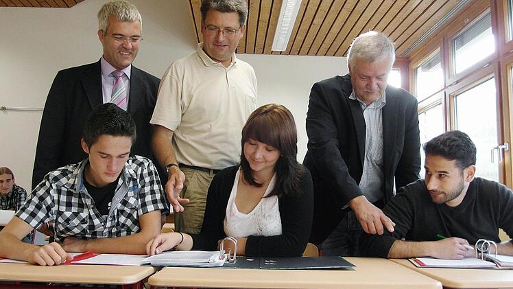 In der FOS am Rennsteig (stehend, von links):  Projektleiter Timo Ehrhardt, Matthias Nestler (unterrichtet Chemie) und der Vorsitzende des Vereins Rennsteigregion im Frankenwald, Wolfgang Feuerpfeil; (sitzend, von links):  Sebastian Betz (Probstzella), Corinna Eggert (Gräfenthal) und  Alparslan Günes (Tettau) Foto: Veronika Schadeck