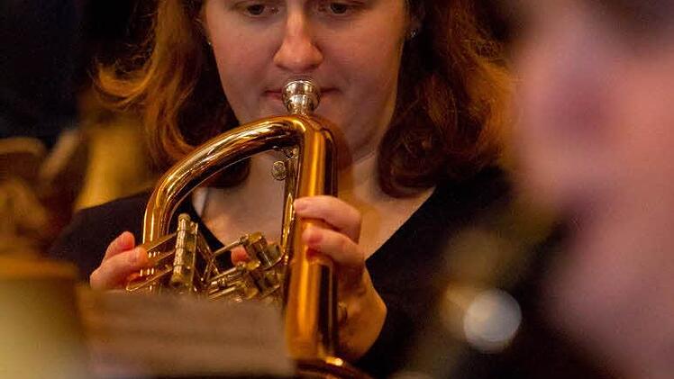 Carmen Beck spielt und dirigiert.