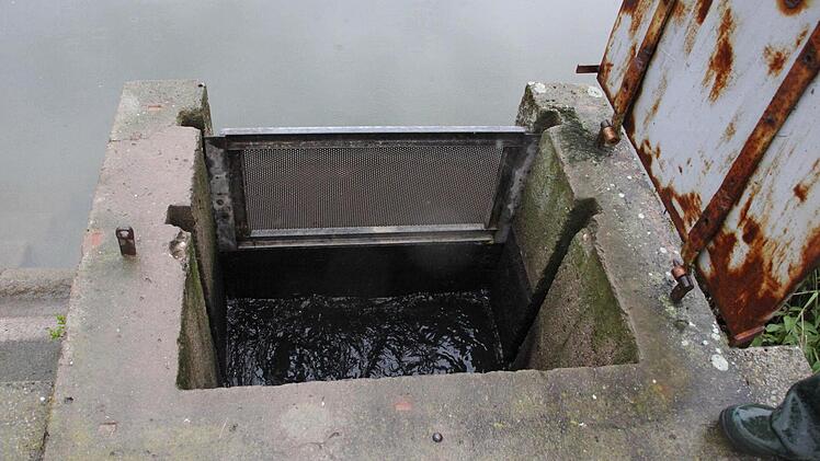 Ein sogenannter Mönch: Damit lässt sich regulieren, ob Wasser aus den Fischteichen ab- bzw- zufließen soll. Dieser hier am Dorfweiher wurde geöffnet, damit Wasser über den Kanal unter dem Damm abfließen kann.