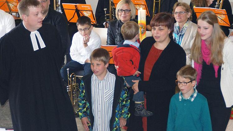 Vorstellung der neuen Pfarrfamilie (Kornelius Holmer mit Ehefrau Dana und den vier Kindern)