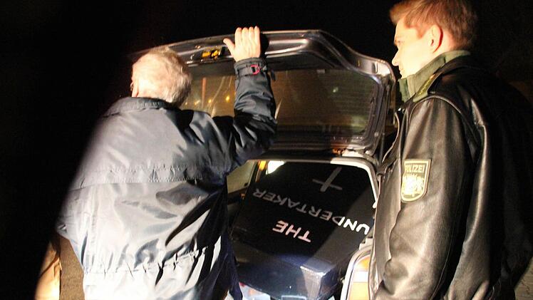 Kontrolle in Strullendorf: Ein Mann führt eine Sarg-Attrappe im Kofferraum mit sich. Es ist Fasching. Foto: Sebastian Martin