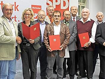 Bei der Kreisversammlung wurden zahlreiche Mitglieder geehrt. Von links: SPD-Landratskandidat Norbert Gräbner, Erwin Höfner, MdL Natascha Kohnen, MdL Klaus Adelt, Manfred Rühr, Juan Carlos Abad Sanz, Karl-Heinz Schmidt, SPD-Kreisvorsitzender Ralf Pohl, Gerd Brehm, Gerhard Stengel, Hans Schnell und Landrat Oswald Marr Foto: Veronika Schadeck