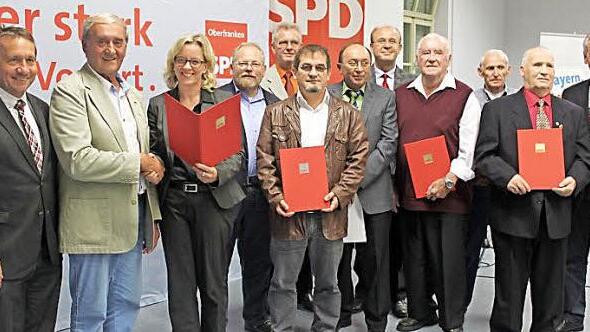 Bei der Kreisversammlung wurden zahlreiche Mitglieder geehrt. Von links: SPD-Landratskandidat Norbert Gräbner, Erwin Höfner, MdL Natascha Kohnen, MdL Klaus Adelt, Manfred Rühr, Juan Carlos Abad Sanz, Karl-Heinz Schmidt, SPD-Kreisvorsitzender Ralf Pohl, Gerd Brehm, Gerhard Stengel, Hans Schnell und Landrat Oswald Marr Foto: Veronika Schadeck