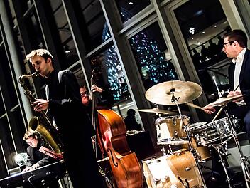 Andreas Feith (Klavier), Konstantin Herleinsberger (Tenor-Saxofon), Peter Christof (Bass) und Dominik Raab (Schlagzeug) bei ihrem Gastspiel im Glasmuseum Rosenau. Foto: Jochen Berger