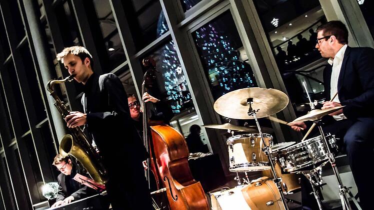 Andreas Feith (Klavier), Konstantin Herleinsberger (Tenor-Saxofon), Peter Christof (Bass) und Dominik Raab (Schlagzeug) bei ihrem Gastspiel im Glasmuseum Rosenau. Foto: Jochen Berger
