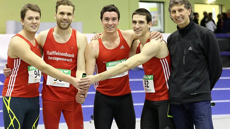 Die erfolgreiche Herzogenauracher 4x200-Meter-Männerstaffel mit Trainer Pater Müller (rechts)