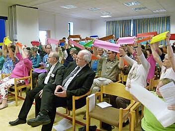 Den einzelnen Gemeinschaften waren farbige Kreppbänder zugeordnet, was ein fröhlich-buntes Bild ergab.  Fotos: Marion Krüger-Hundrup