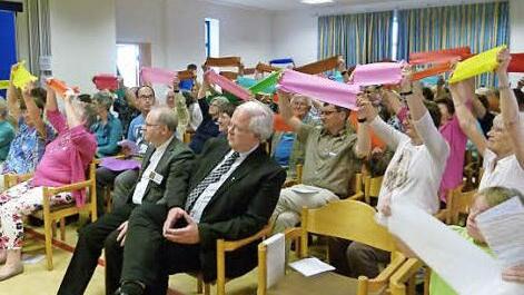 Den einzelnen Gemeinschaften waren farbige Kreppbänder zugeordnet, was ein fröhlich-buntes Bild ergab.  Fotos: Marion Krüger-Hundrup