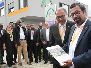 Mihira Wickramarachchi (rechts) und Dr. Kithsiri Edirisinghe (daneben) aus Sri Lanka wollen zusammen mit weiteren Kollegen aus dem fernöstlichen Gesundheitswesen erfahren, wie die Branche in Deutschland arbeitet. Dafür machen sie auch in Bad Kissingen Halt und informieren sich am bfz. Foto: Carmen Schmitt