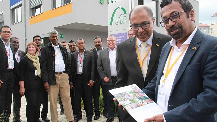 Mihira Wickramarachchi (rechts) und Dr. Kithsiri Edirisinghe (daneben) aus Sri Lanka wollen zusammen mit weiteren Kollegen aus dem fernöstlichen Gesundheitswesen erfahren, wie die Branche in Deutschland arbeitet. Dafür machen sie auch in Bad Kissingen Halt und informieren sich am bfz. Foto: Carmen Schmitt