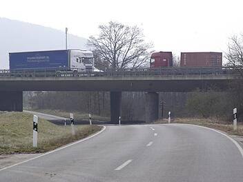 Für einen Lärmschutz an der Autobahn bei Elfershausen sehen die Behörden keinen Anlass - auch wenn die Brücken saniert und die Fahrbahn verbreitert wird. Bauliche Maßnahmen müsste die Gemeinde selbst finanzieren. Foto: Winfried Ehling