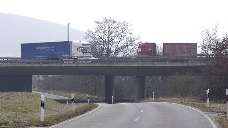 Für einen Lärmschutz an der Autobahn bei Elfershausen sehen die Behörden keinen Anlass - auch wenn die Brücken saniert und die Fahrbahn verbreitert wird. Bauliche Maßnahmen müsste die Gemeinde selbst finanzieren. Foto: Winfried Ehling