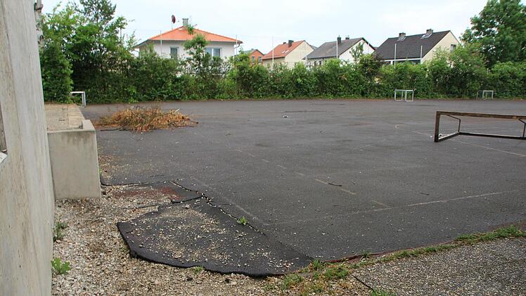 Der stillgelegte Hartplatz der Spix-Schule soll ebenfalls bebaut werden.  Foto: Christian Bauriedel