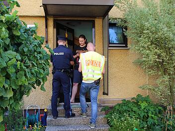 Am Mittwoch haben insgesamt 16 Polizeibeamte der Eko "Stein" und Polizeibeamte von örtlichen Dienststellen die Anwohner in Baiersdorf befragt. Fotos: Franziska Rieger