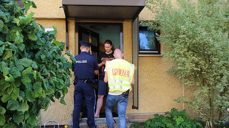Am Mittwoch haben insgesamt 16 Polizeibeamte der Eko "Stein" und Polizeibeamte von örtlichen Dienststellen die Anwohner in Baiersdorf befragt. Fotos: Franziska Rieger