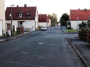 Die Brunnenstraße muss dringend erneuert werden, da die Fahrbahn schlecht ist und die Kanäle darunter auch erneuert werden müssen. Die Kosten betragen nach ersten Schätzungen über eine Million Euro. Foto: Dieter Britz