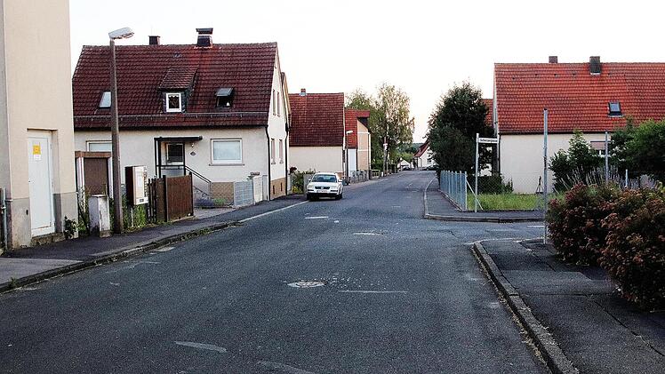 Die Brunnenstraße muss dringend erneuert werden, da die Fahrbahn schlecht ist und die Kanäle darunter auch erneuert werden müssen. Die Kosten betragen nach ersten Schätzungen über eine Million Euro. Foto: Dieter Britz