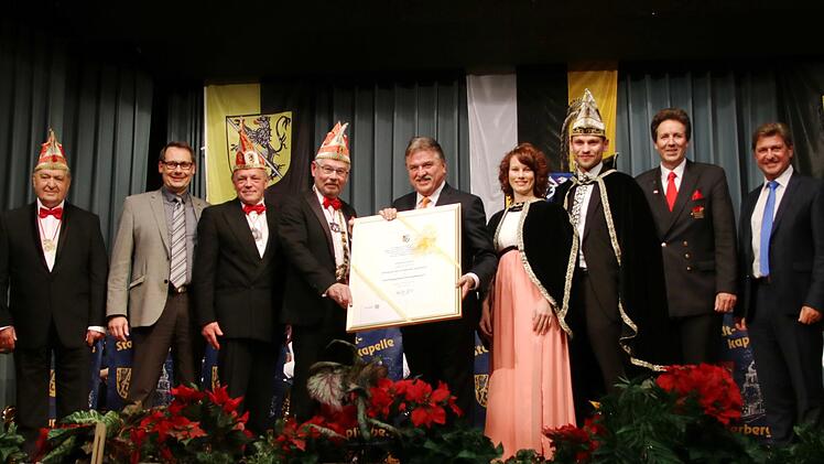 Übergabe des Kulturpreises an die Faschingsgesellschaft Stadtsteinach (von links): Ehrenpräsident Rudi Stöcker, Bürgermeister Roland Wolfrum, Vorsitzender Hansi Hümmer, Präsident Andi Sesselmann, Landrat Klaus Peter Söllner, Melissa I. und Marcel I., Fastnachtsverbandspräsident Marco Anderlik sowie Landtagsabgeordneter Rainer Ludwig.Klaus Klaschka