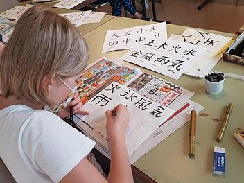 Bei einem der Workshops am letzten Samstag ging es darum, japanische Schriftzeichen zu zeichnen.