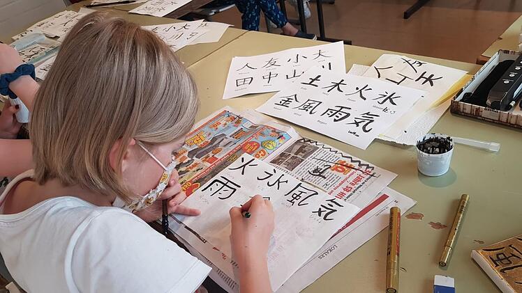 Bei einem der Workshops am letzten Samstag ging es darum, japanische Schriftzeichen zu zeichnen.