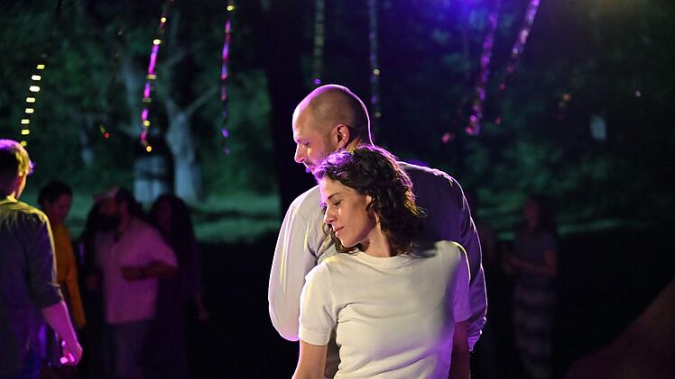 Lisa Kirchberger (Anne Sch&auml;fer) am&uuml;siert sich nachts auf einer Tanzparty.