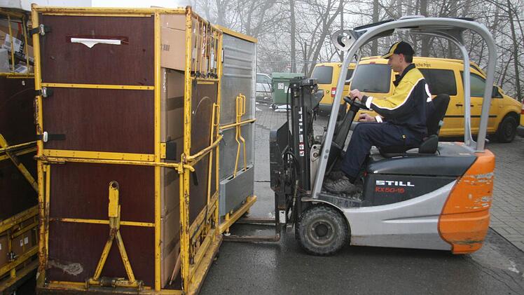 Die Pakete kommen schon vom Paketzentrum vorsortiert, müssen dann noch auf die verschiedenen Zustellbereiche weiter sortiert werden.