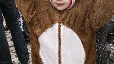 Die dreijährige Lisa ist als Bär begeistert vom Faschingsumzug in Baunach