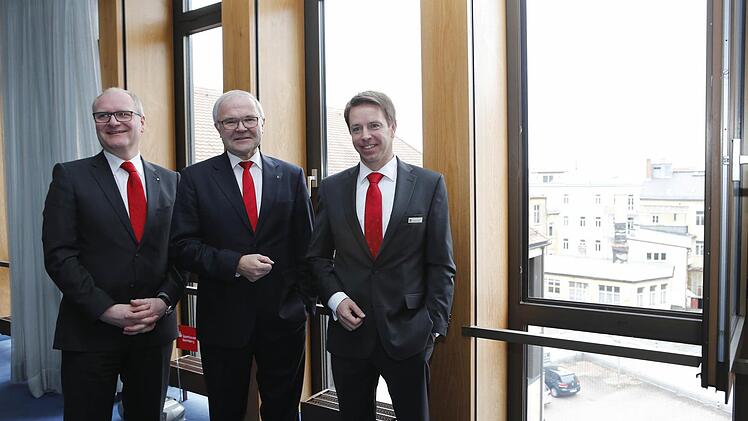 Die Sparkassen-Vorstände (von links) Stephan Kirchner, Konrad Gottschall und Thomas Endres Foto: Matthias Hoch
