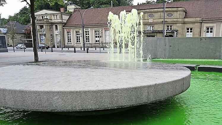 Am Bahnhofsvorplatz sprudelte es am Samstagvormittag plötzlich grün. Auch das Wasser im rechten Rathausbrunnen schimmerte laut Augenzeugen grün. Am Montag war das Wasser immer noch verfärbt, und der Brunnen stand still. Foto: Jochen Berger
